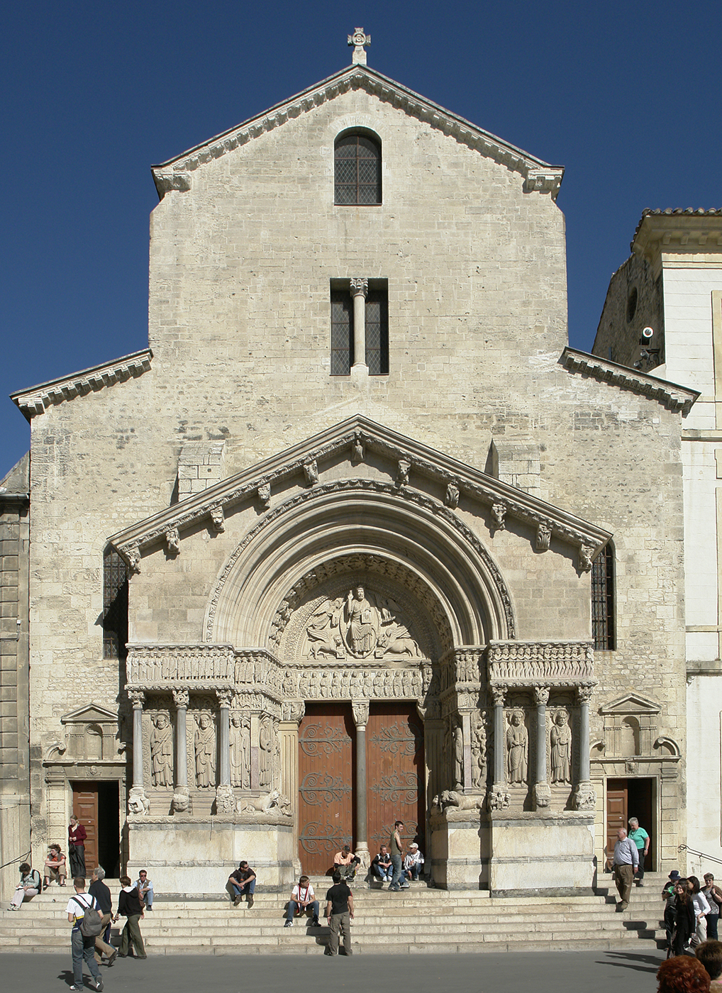Mais detalhes
Fachada da Catedral de Saint-Trophime em Arles .